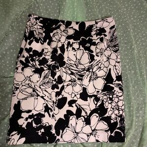 Cartise Black and White Floral PeSkirt - Elegant Women's Office Staple